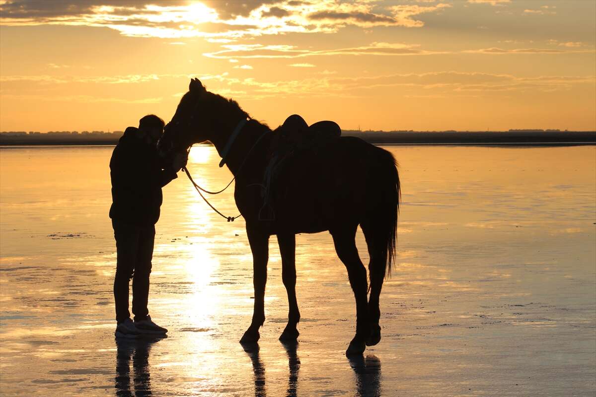 Tuz Gölü'ndeki gün batımı görsel şölen oluşturdu 6